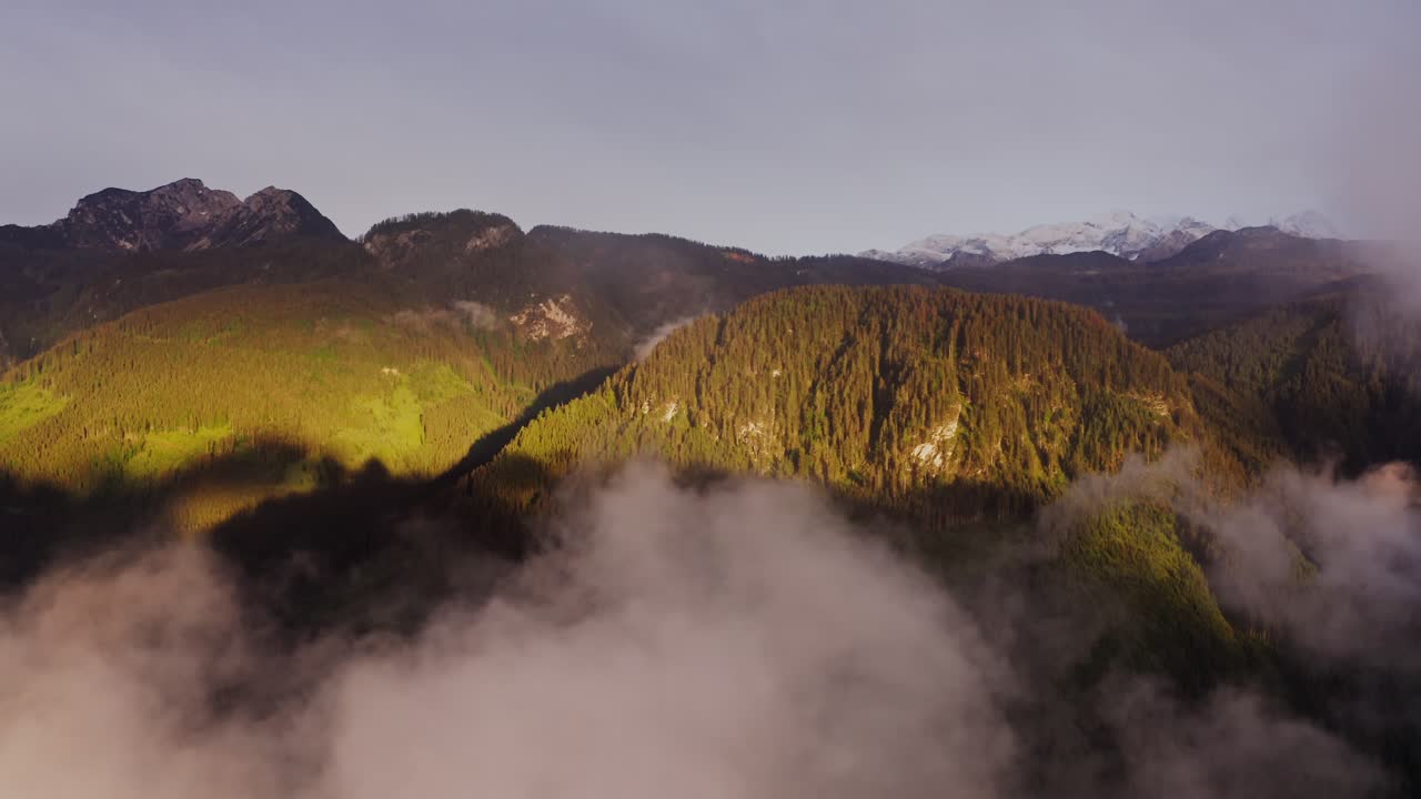 paisaje montañoso al amanecer con niebla