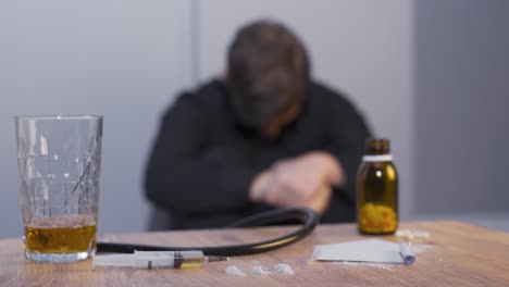 un adicto a las sustancias que tiene una crisis.