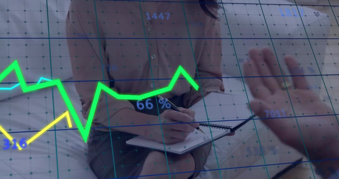 Donna che prende appunti durante una consulenza aziendale, relatore che gesticola e provoca la sovrapposizione di grafici e griglie