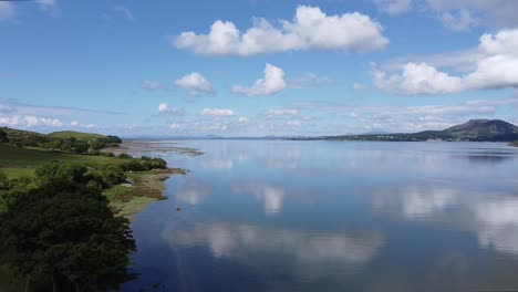 Absteigende-Drohnenaufnahme-Der-Mündung-Des-Afon-Dwyryd-In-Nordwales,-Großbritannien