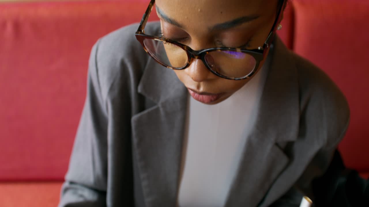 카페에서 커피를 마시는 여자