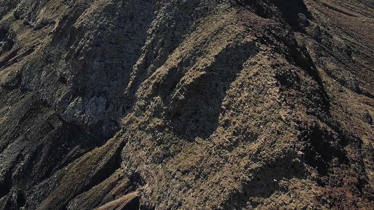 スペインのフエルテベントゥラ島の険しい地形を上空から探索