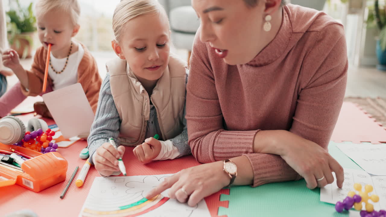 Mamma, papà e bambini che disegnano sul pavimento del soggiorno