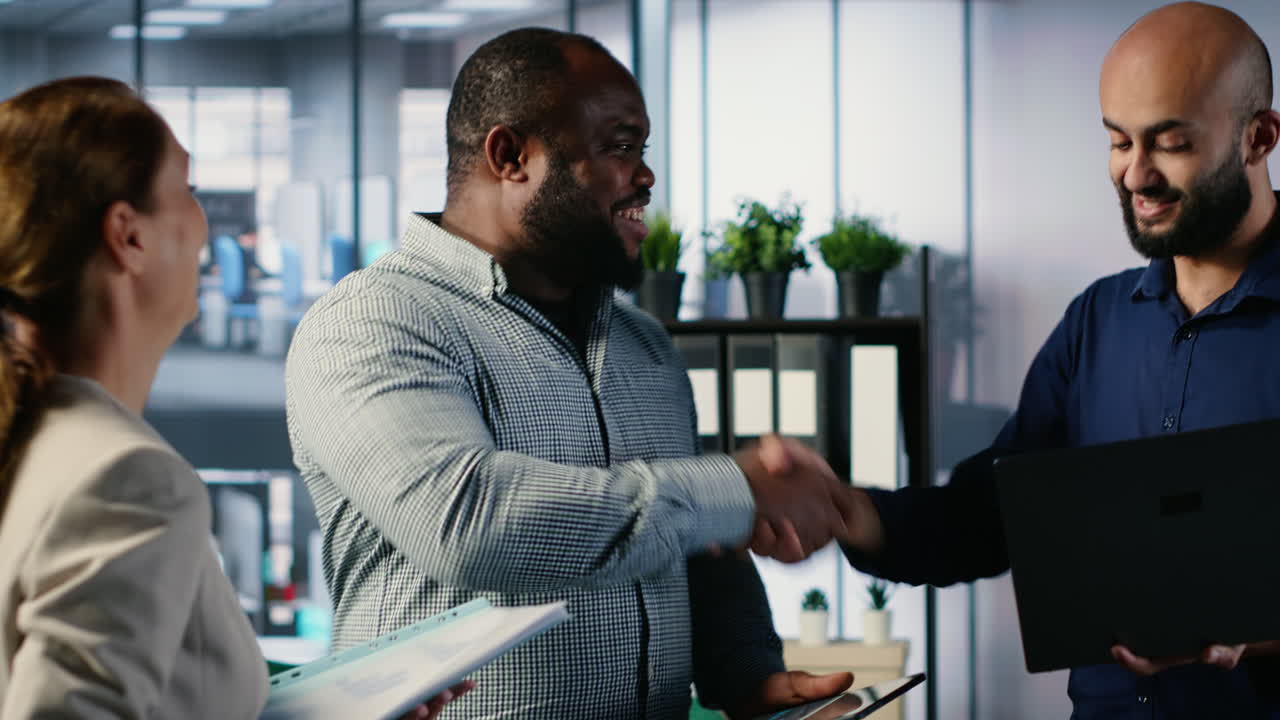 Vertical Video Business professionals shaking hands and reaching an agreement