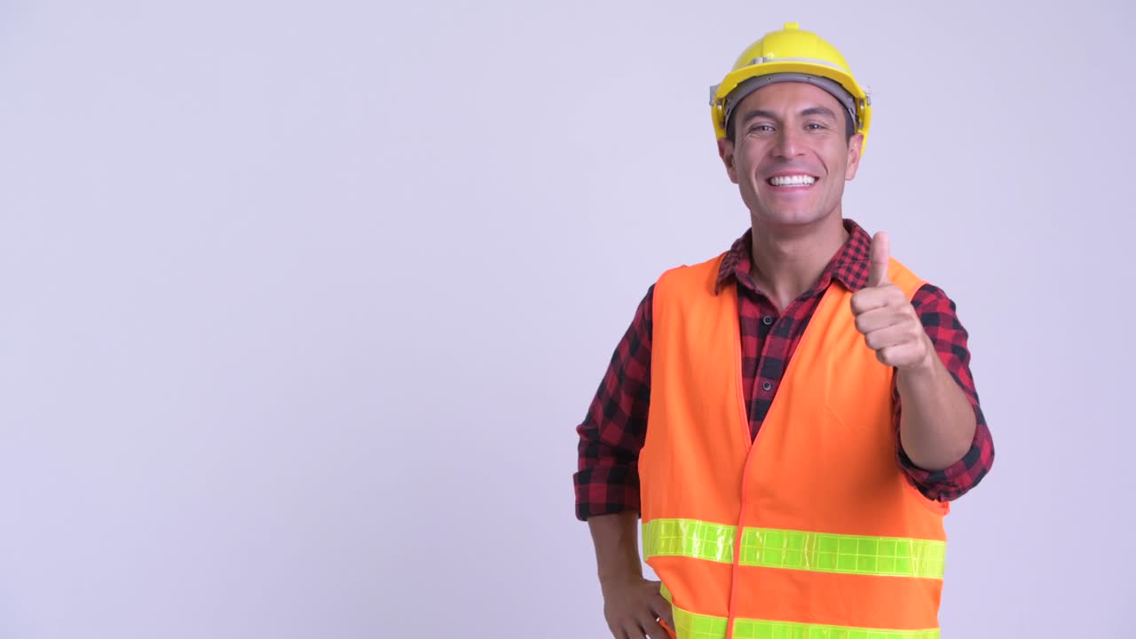 joven y guapo hombre hispano trabajador de la construcción
