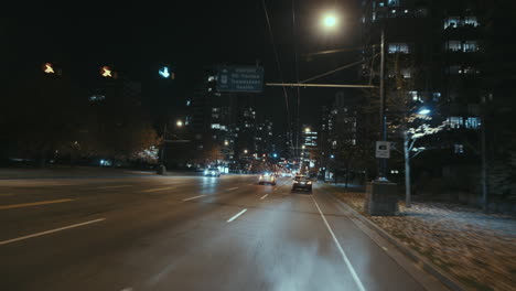 자동차, 웨스트 엔드, 밴쿠버가 있는 야간 거리의 역동적인 샷