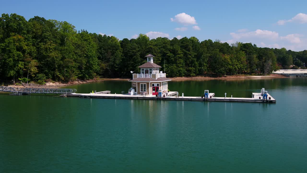 등대가 보이는 주유소와 조지아주 레이니어 호수에 있는 태클 매장