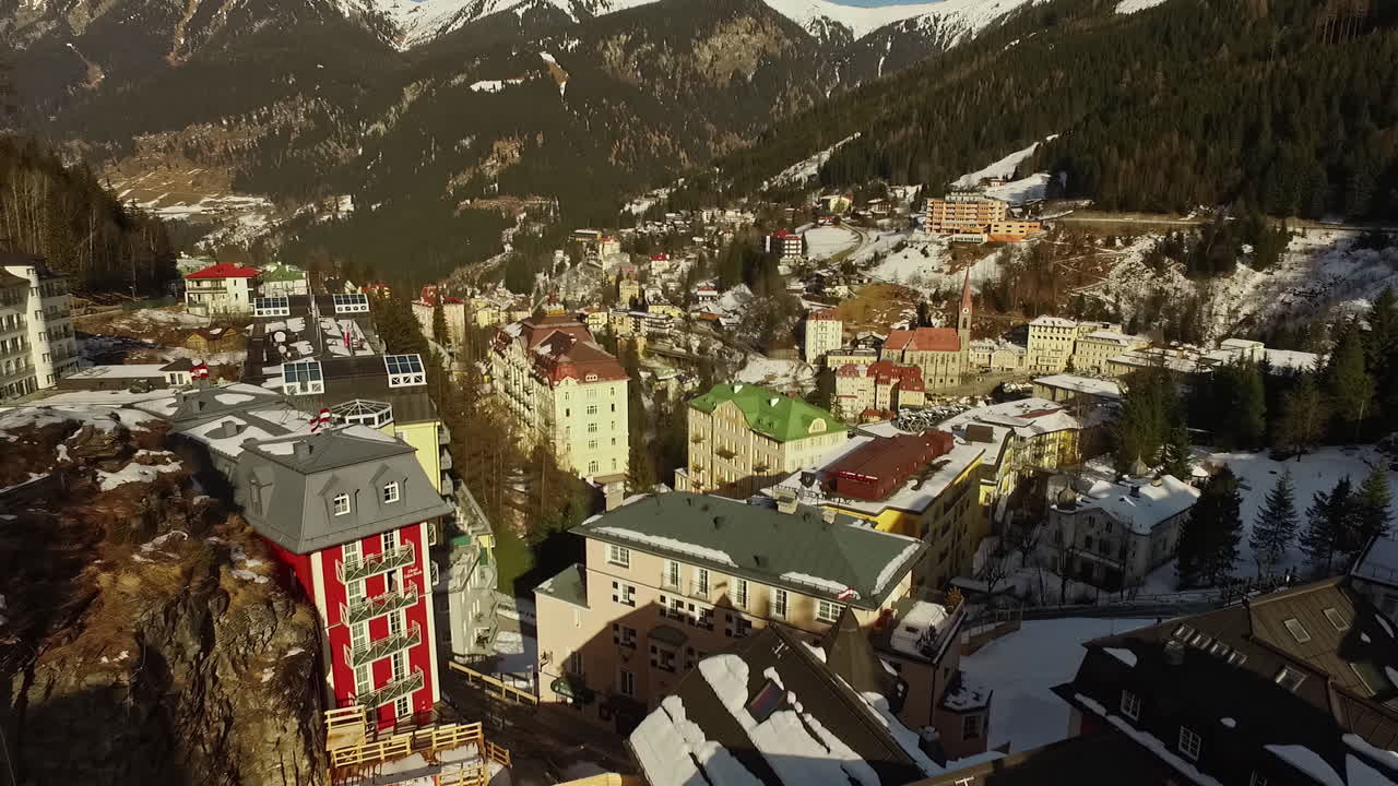 ciudad de badgastein en austria en un soleado día de invierno, vista aérea