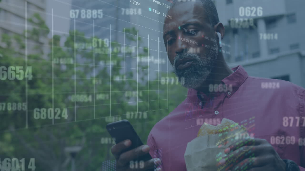 animazione dell'elaborazione dei dati su un uomo afroamericano che usa uno smartphone