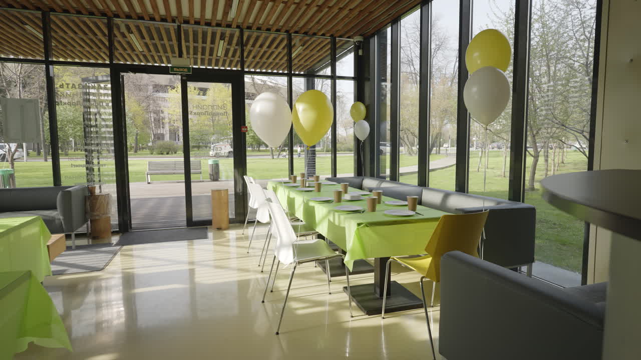 공원 전망이 있는 현대적인 카페에서 생일파티