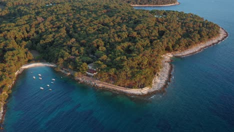 Exuberante-Paisaje-De-La-Isla-Losinj-En-Una-Tranquila-Agua-Azul-De-La-Costa-Del-Mar-Adriático,-Bahía-De-Kvarner-En-Croacia