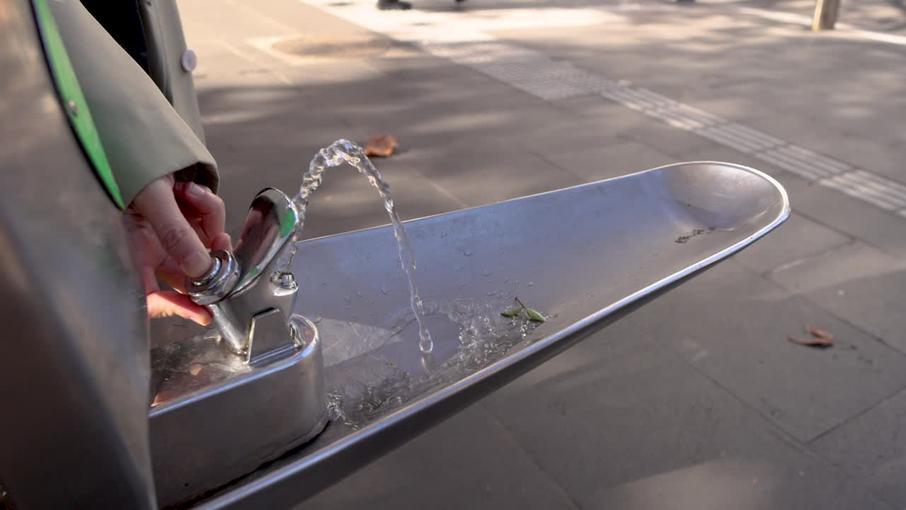 멜버른에서 물이 흐르는 프를 손으로 러