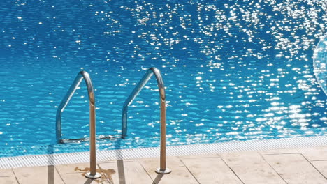 agarre barras escalera en la piscina azul