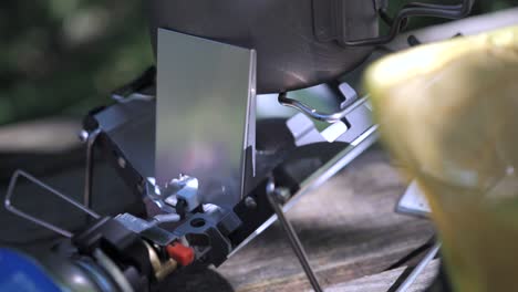 estufa de cocina en la naturaleza, al aire libre, camping