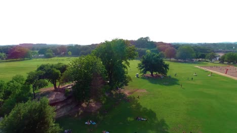 Steingarten-Im-Zikler-Park-Mit-Blick-Auf-Die-Wolkenkratzer-Von-Austin,-Texas