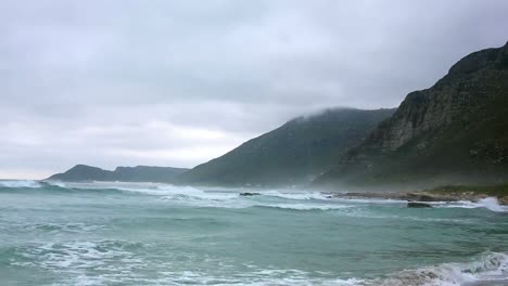 olas rompiendo en la playa
