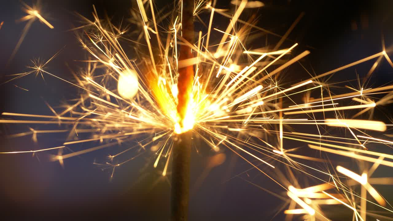 fuego de bengala ardiente y chispas en el fondo desenfocado en 4k
