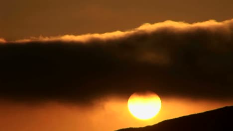 Zeitraffer-Der-Sonne-Hinter-Goldenen-Wolken-1