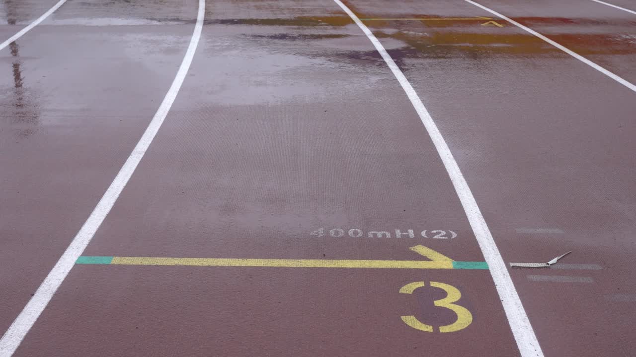 pista de atletismo en el estadio. el suelo marca la tercera pista.