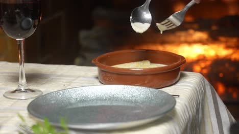 Traditionelles-Katalanisches-Weihnachtsessen-Cannelloni-Mit-Bechamel-Auf-Einem-Teller