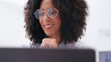 Happy-woman,-doctor-and-reading-laptop