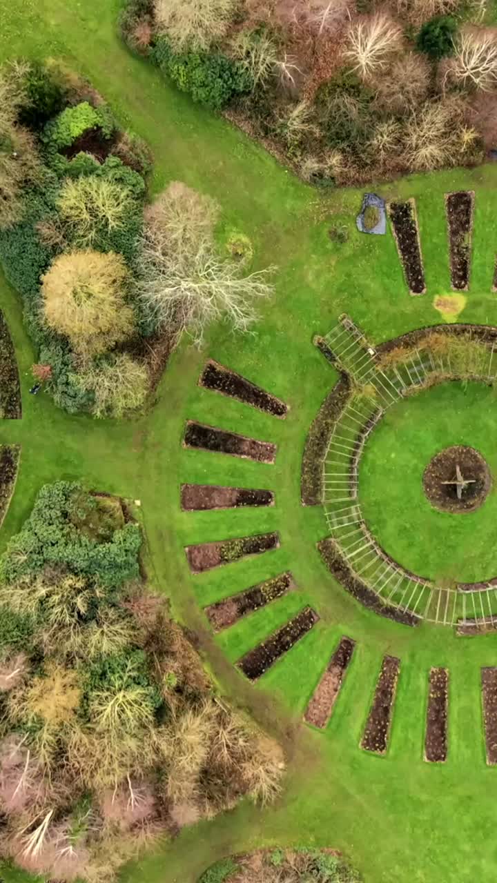 Lodret luftvideo i socialt format, optaget med 60FPS, af Sir Thomas og Lady Dixon Park i Belfast, Nordirland på en solrig dag. Produceret med Rec709 farver.
