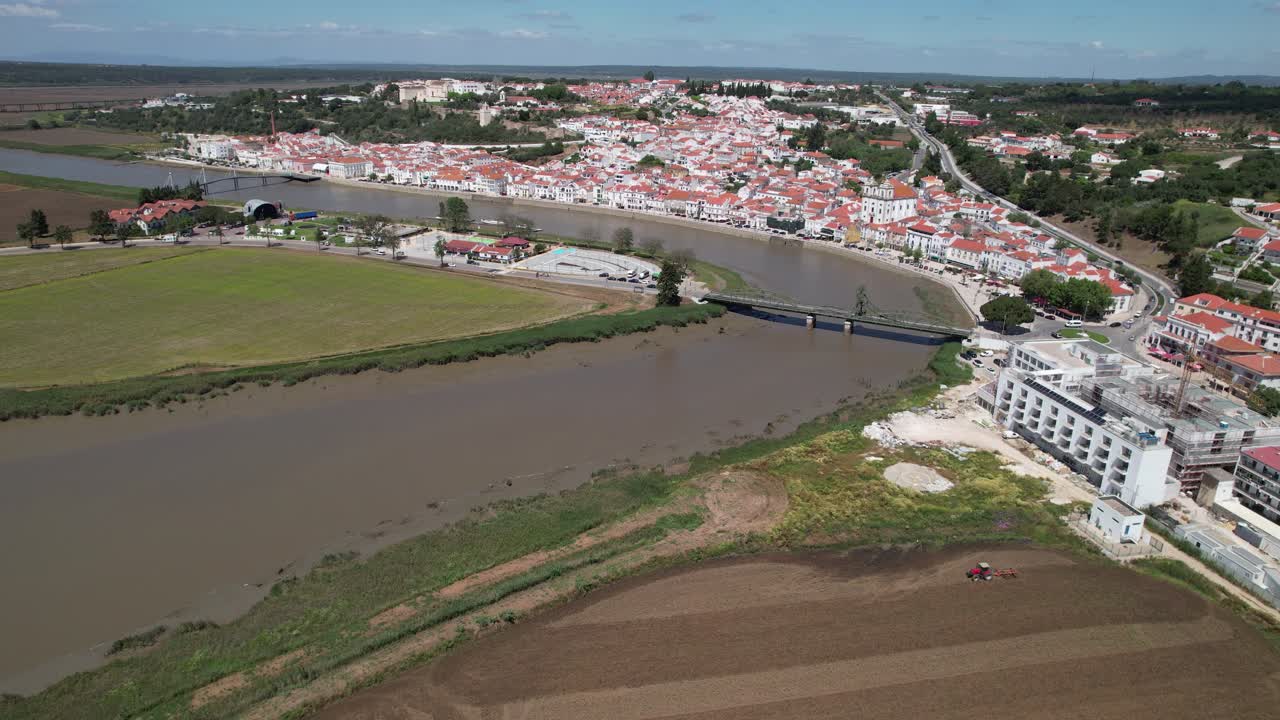 Volo sopra la città di Alcácer do Sal, Portogallo 03