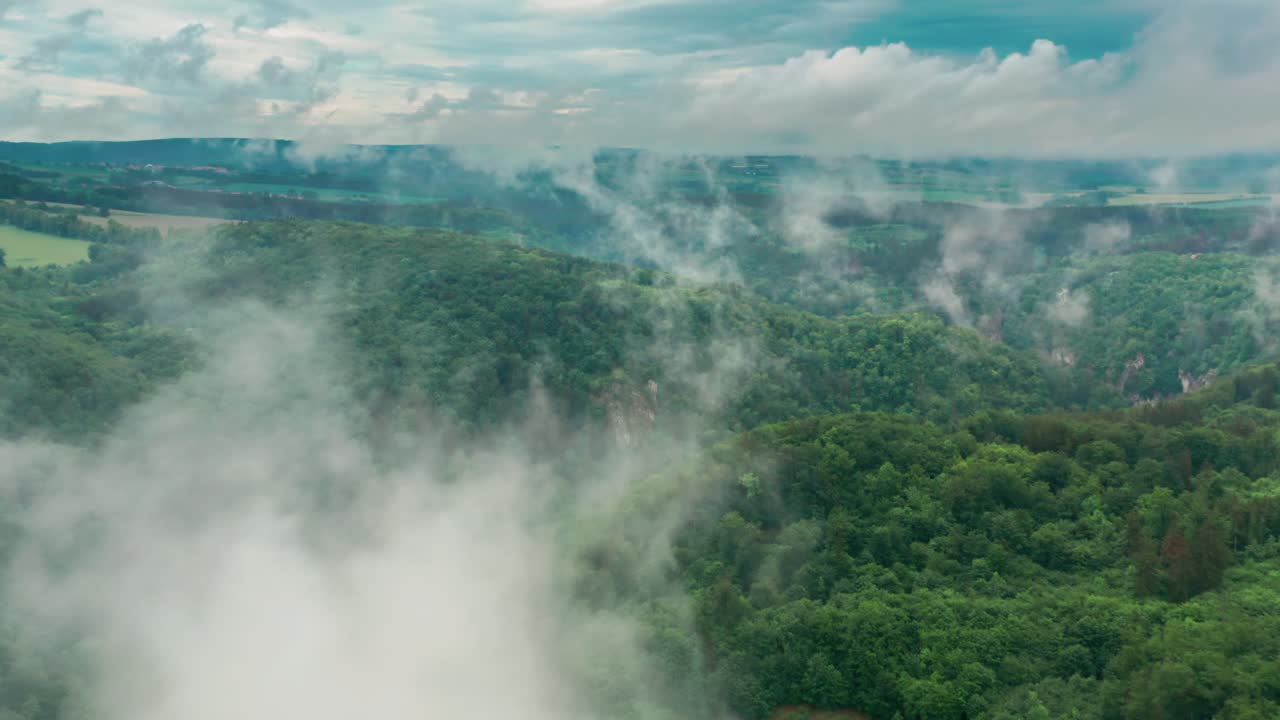 vista aérea de los vastos bosques de la famosa región kárstica de moravia