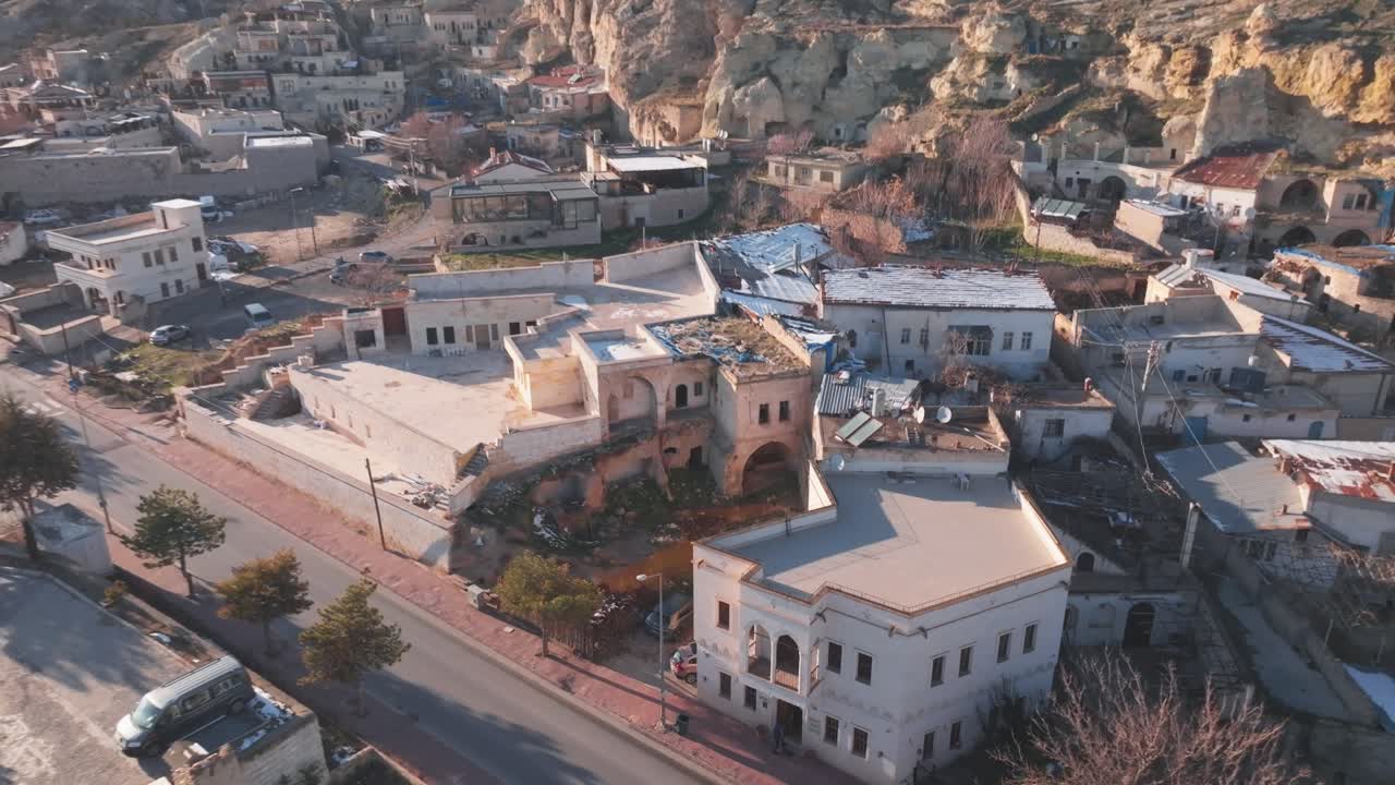 Veduta panoramica della storica città di Ürgüp nella regione della Cappadocia, Turchia. Ripresa aerea.