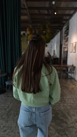 una mujer en un café.