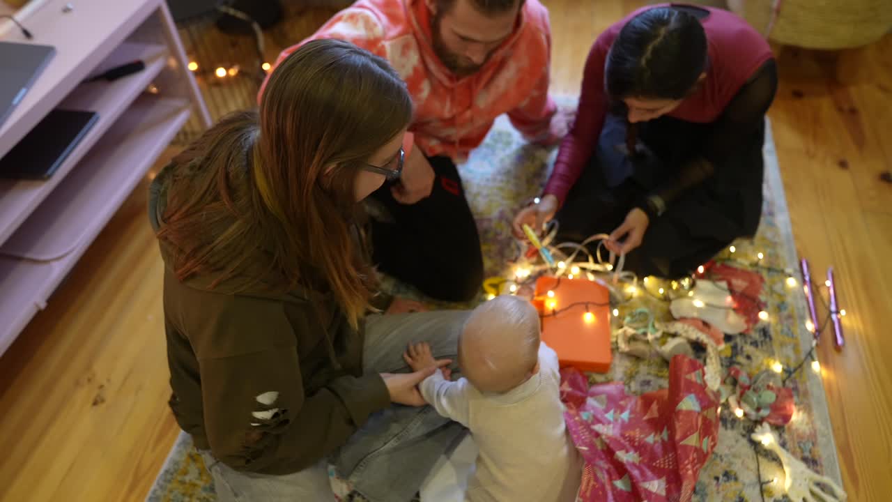 familia abriendo regalos de navidad