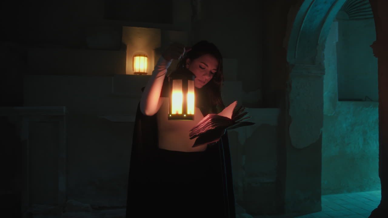 밤 에 버려진 교회 에서 종교 책 을 읽는 여자 의 실루