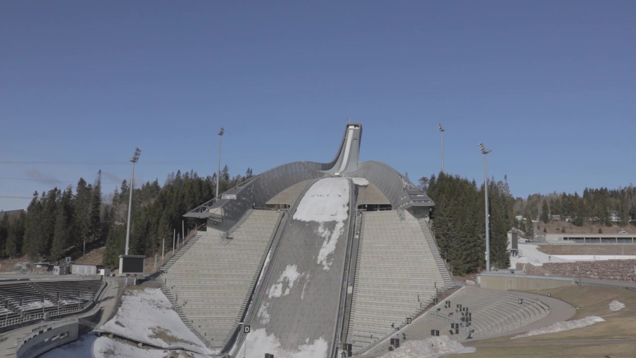 Inquadratura fissa grandangolare dell'iconica arena di salto con gli sci di Holmenkollen a Oslo, Norvegia