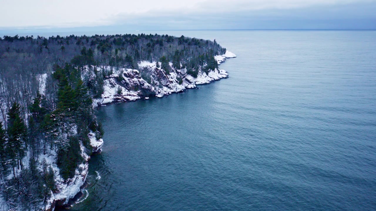 Drönarbild av den snötäckta kustlinjen vid Lake Superior i norra Michigan.