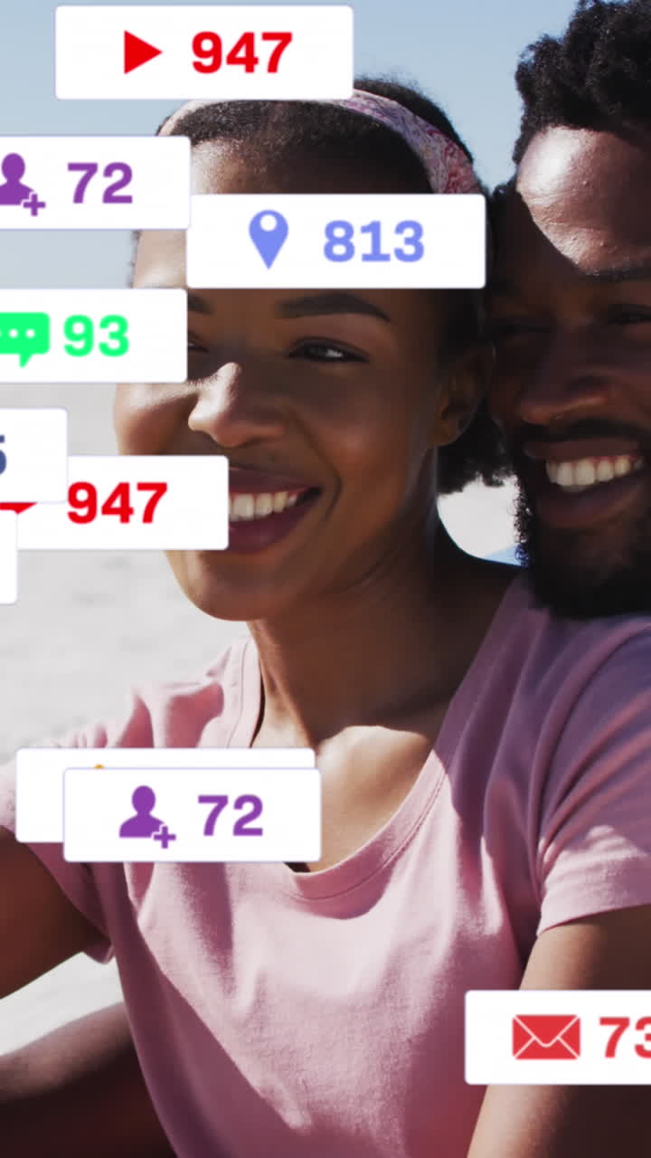 animación de iconos de los medios sobre una pareja afroamericana con un teléfono inteligente