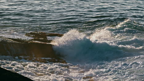 Burbujeantes-Olas-Del-Mar-Espumando-En-La-Naturaleza-De-Verano-De-Cerca.-Paisaje-Marino-Escénico