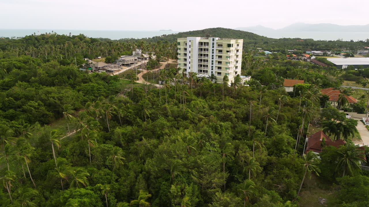 rotación aérea edificio de apartamentos de gran altura en koh samui, tailandia