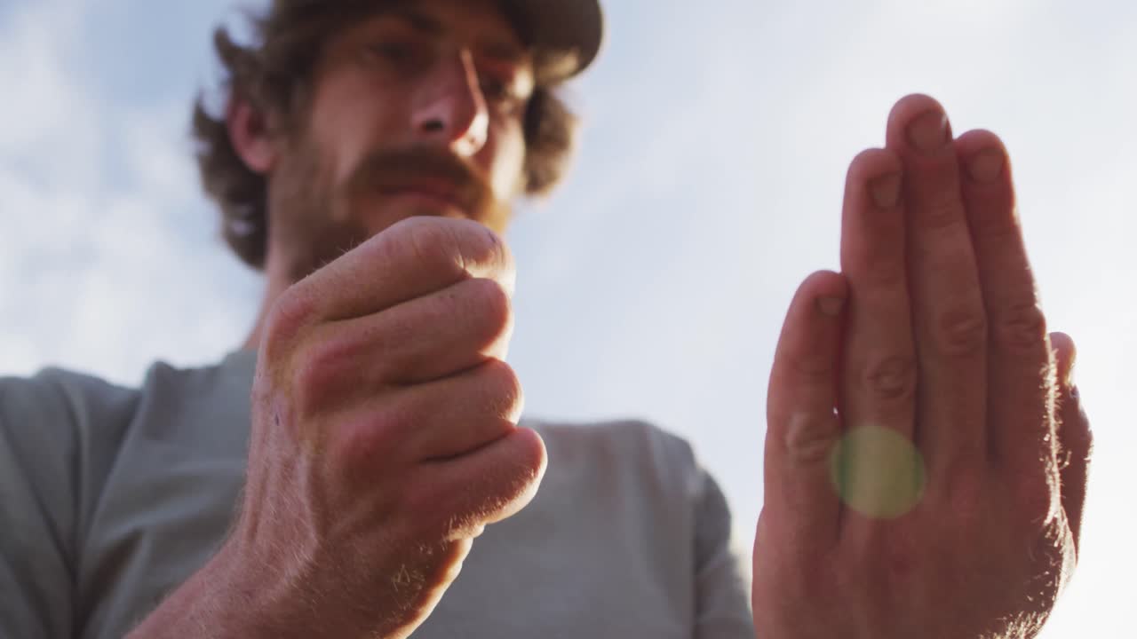 수염 이 있는 백인 남성 생존주의자 가 야생 에서 모은 베리 를 검사 하고 있다