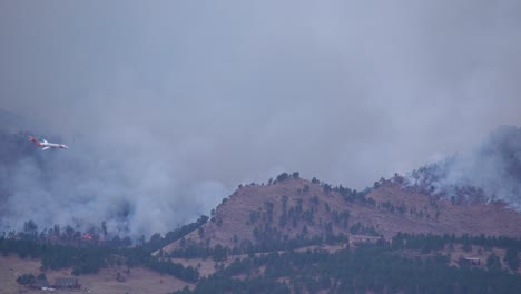 avión bombardero de agua liberando su carga sobre el incendio de calwood en el norte de colorado - 10