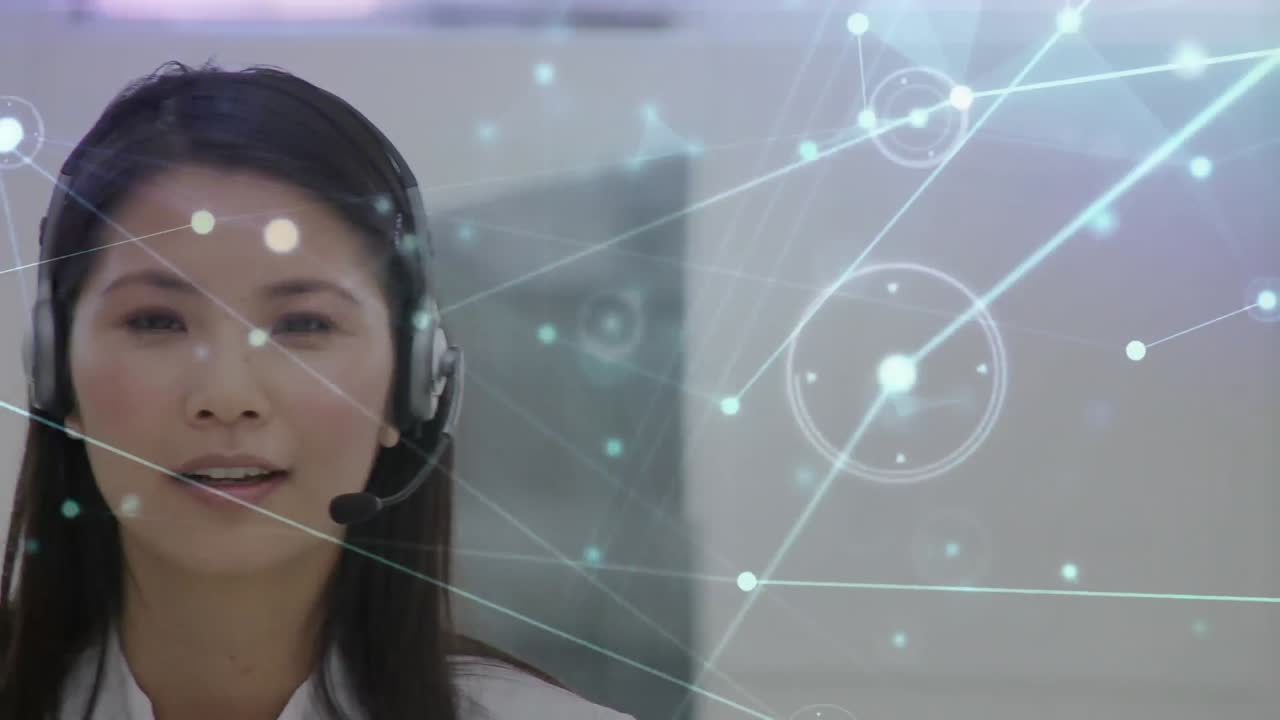 Animazione di reti di connessioni su una donna d'affari che usa auricolari telefonici