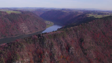 una sección del bucle del danubio en el otoño una curva serpenteante en el río