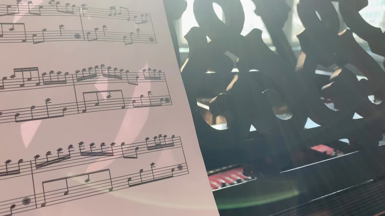 클래식 오래된 그랜드 피아노 키보드를 통해 가까운 느린 움직임 음악 비디오, 음악 학교 홍보에 적합합니다.