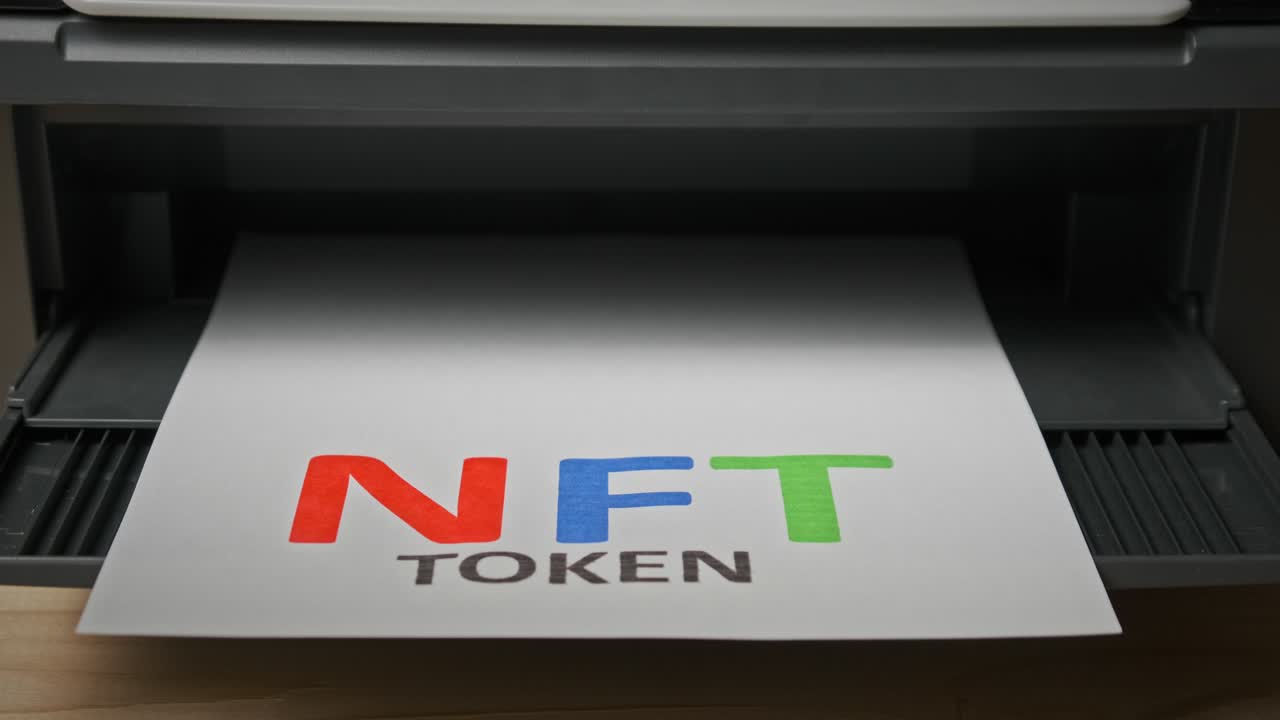 제트 프린터에 의해 인쇄 된  종이에 새겨진 nft 토큰 인쇄