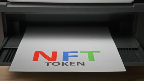 impresión de tokens nft, inscripción en una hoja blanca de papel impresa por una impresora a reacción