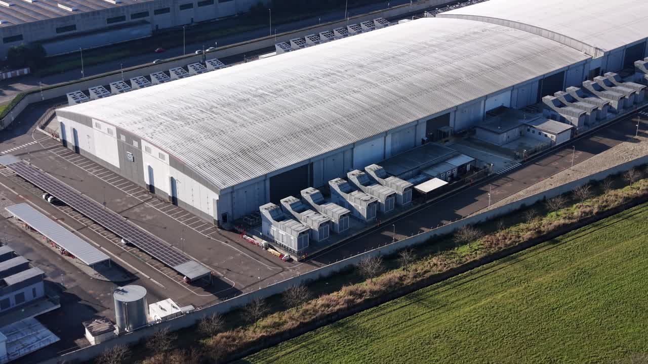 Data center moderno del Nord Italia con prospettiva da drone