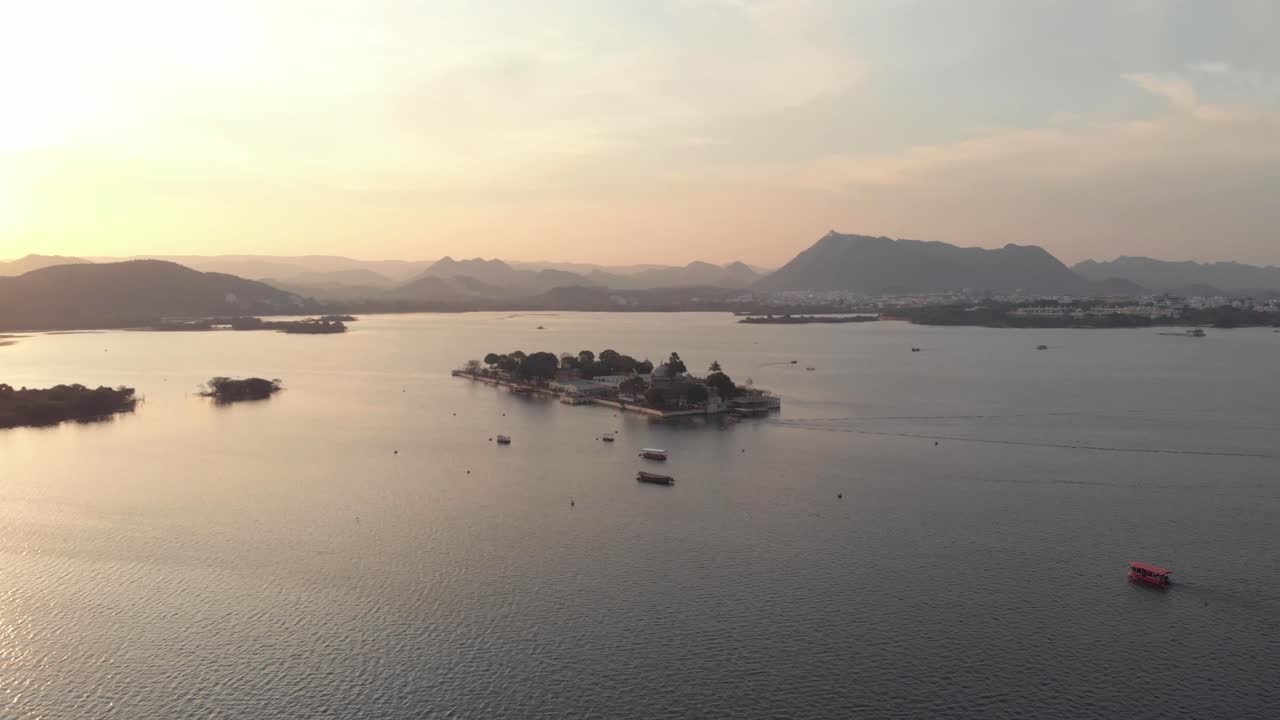 vista aérea de jag mandir, palacio construido en una isla en el lago pichola, udaipur, india