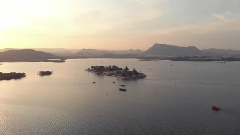 Vista-Aérea-De-Jag-Mandir,-Palacio-Construido-En-Una-Isla-En-El-Lago-Pichola,-Udaipur,-India