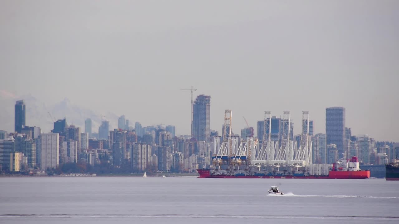 horizonte densamente poblado de vancouver desde el puerto, tiro largo