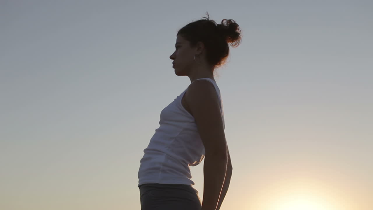 dama haciendo estiramientos de yoga 31