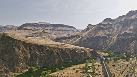 Deschutes-River-Oregon-Luftaufnahme-V80-Überführung-Antoken-Creek-Mit-Eisenbahnbrücke-überspannt-Den-Fluss-Und-Fängt-Campingplätze-In-Davidson-Flats-Und-Felsige-Schluchten-Ein-–-Aufgenommen-Mit-Mavic-3-Cine-–-August-2022